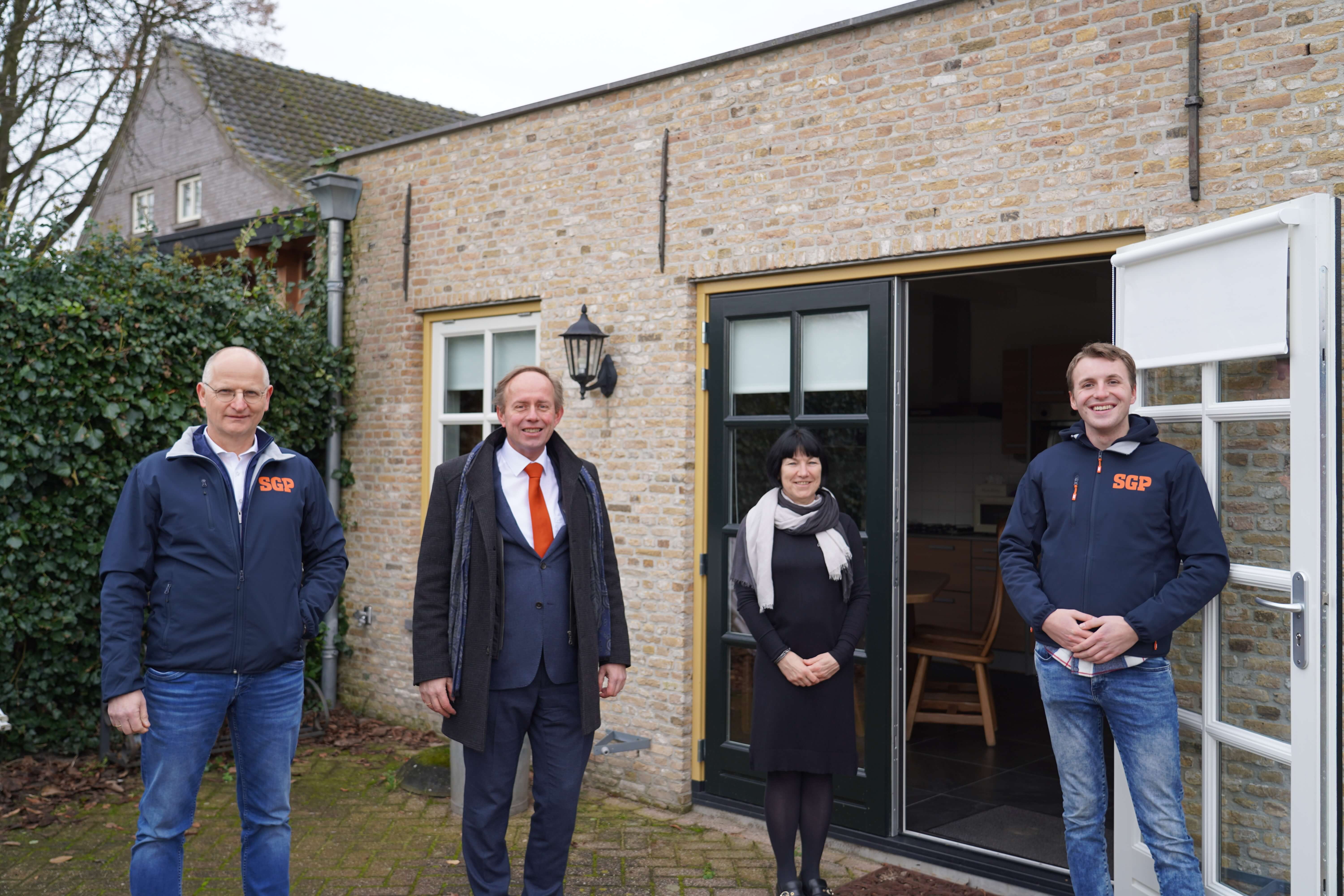 Foto met Kees van der Staaij bij Stichting Schuilplaats